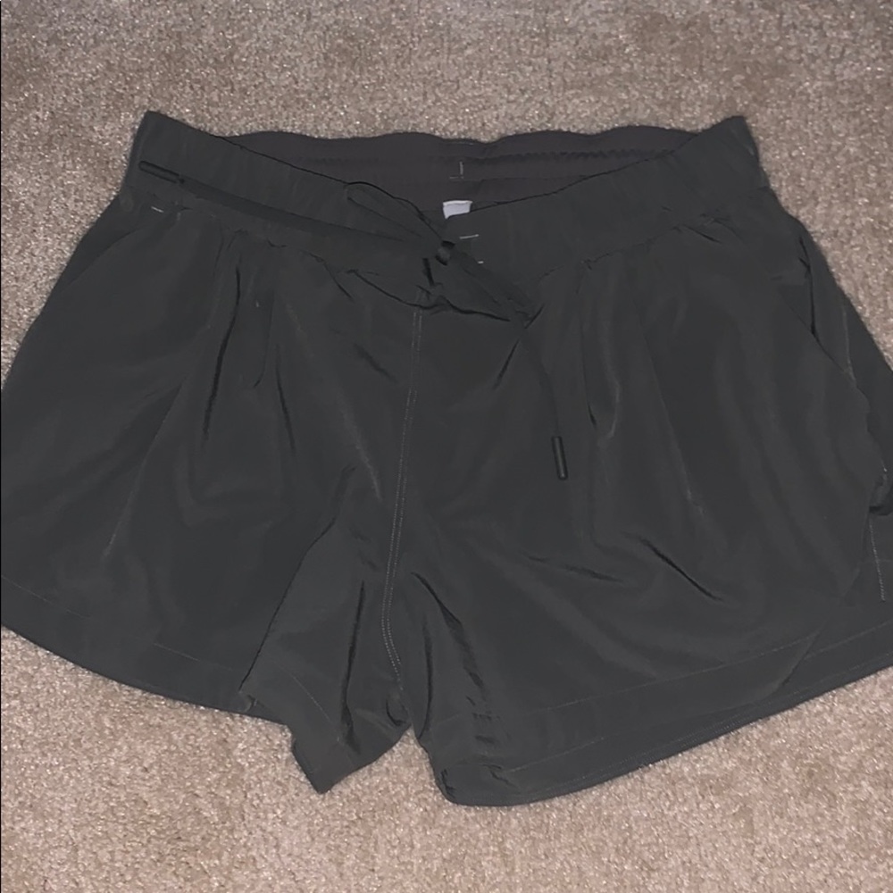 Lululemon stroll at sundown shorts